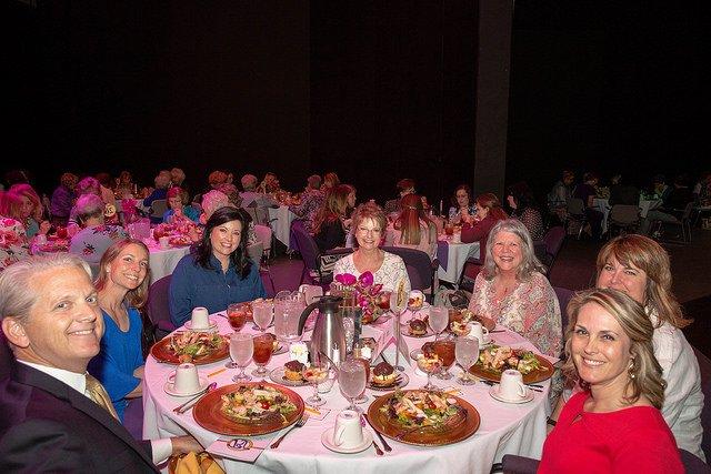 Photo of a table of alumni with president Bruntmyer